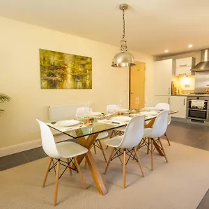 The Wellness Lodge- Gym, Table Tennis, Cinema, Parking And More! Holiday home